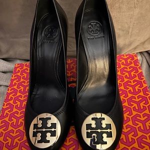 Tory Burch Sophie Wedge Blk/Gold size 11